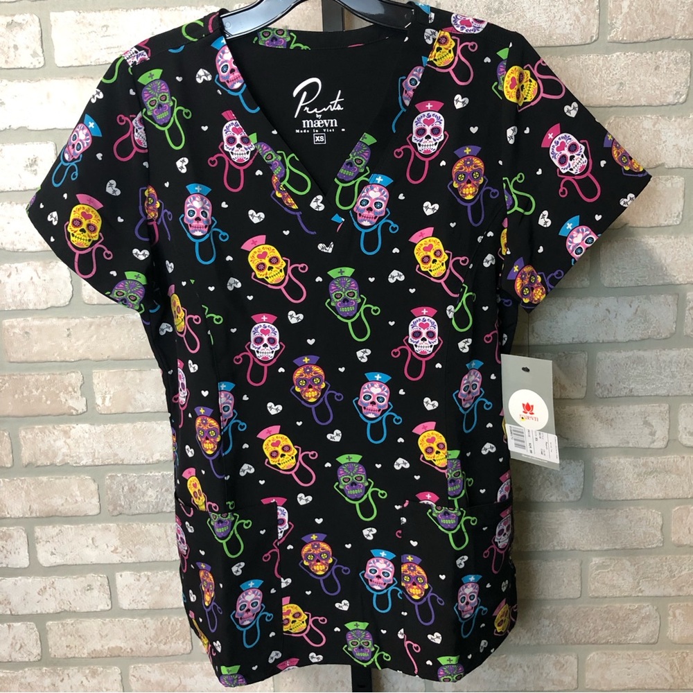 NWT Prints by Maevn Sugar Skull Print short sleeve v neck scrub top Size XS